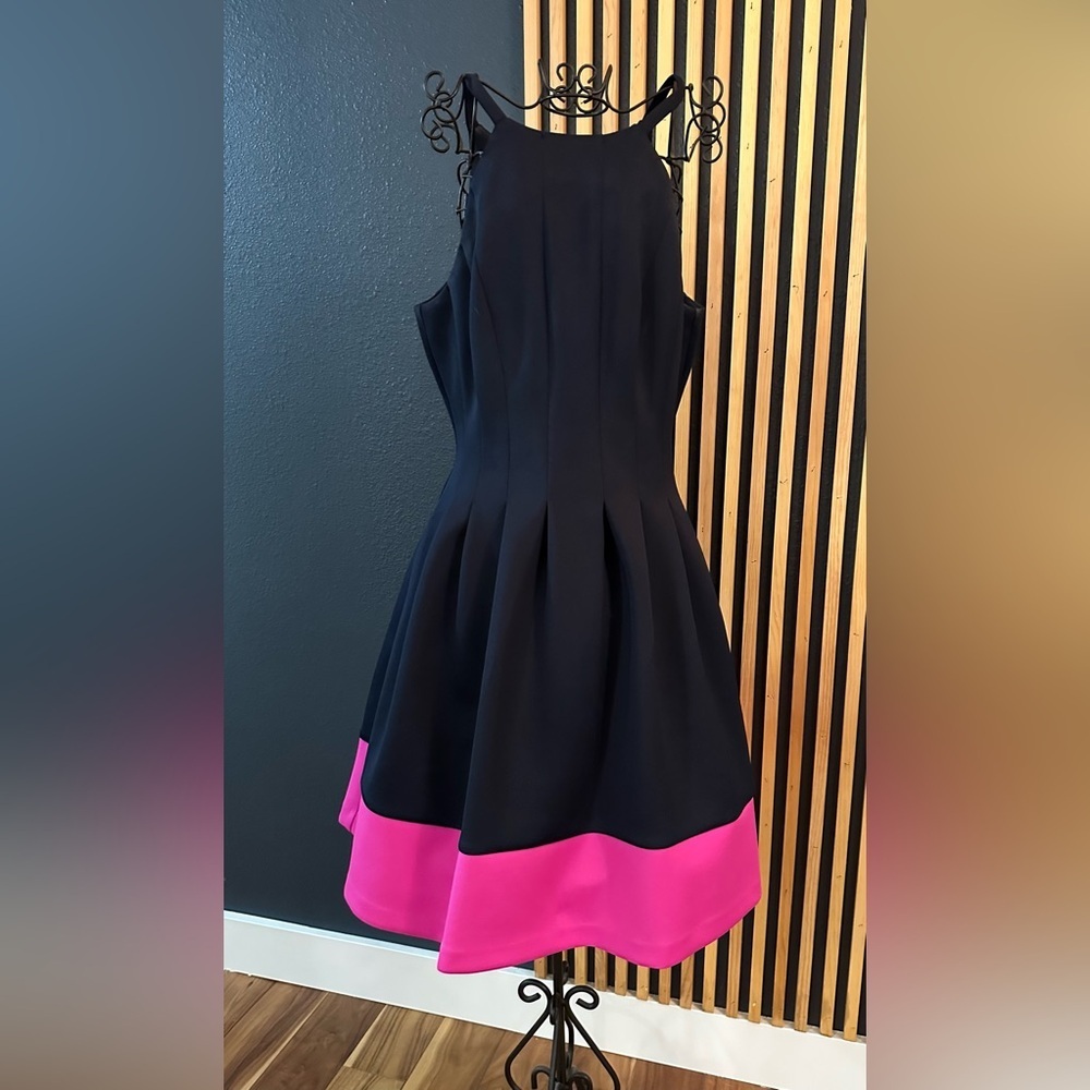 Vince Camuto dress, size 6. 
It has pockets!!